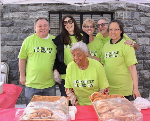 Roosevelt Island Day 2018 In Photos Before anything else, beautification volunteers earned their bagels cleaning up.